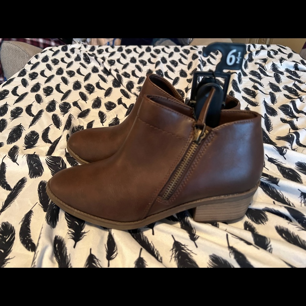 TIME&TRUE BROWN ANKLE BOOTIES 6.5
